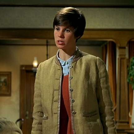 she looks like Kim Darby from the old True Grit movie.pic.twitter.com/S3zy3...