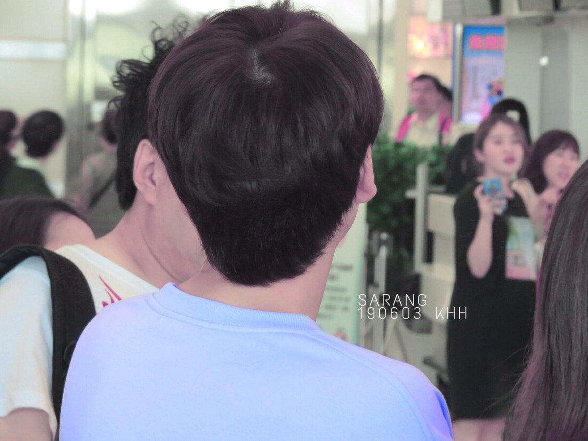 190603 KYUHYUN 
How beautiful his side profile and his hair 💕

©sarang19831988