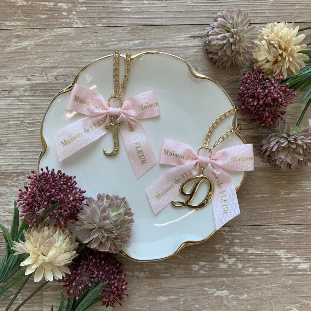 【限定品】Maison de FLEUR イニシャルリボンチャーム　横浜 限定品】Maison de FLEUR イニシャルリボンチャームルミネ横浜