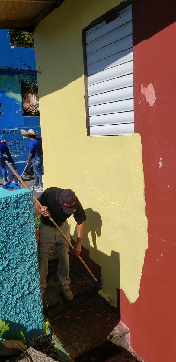 Voluntarios del NMEAD se integraron a la iniciativa "Fortaleza Para Ti" de la @PrimeraDamaPR, Beatriz Isabel Rossello para remozar las residencias de la comunidad La Perla en San Juan.
