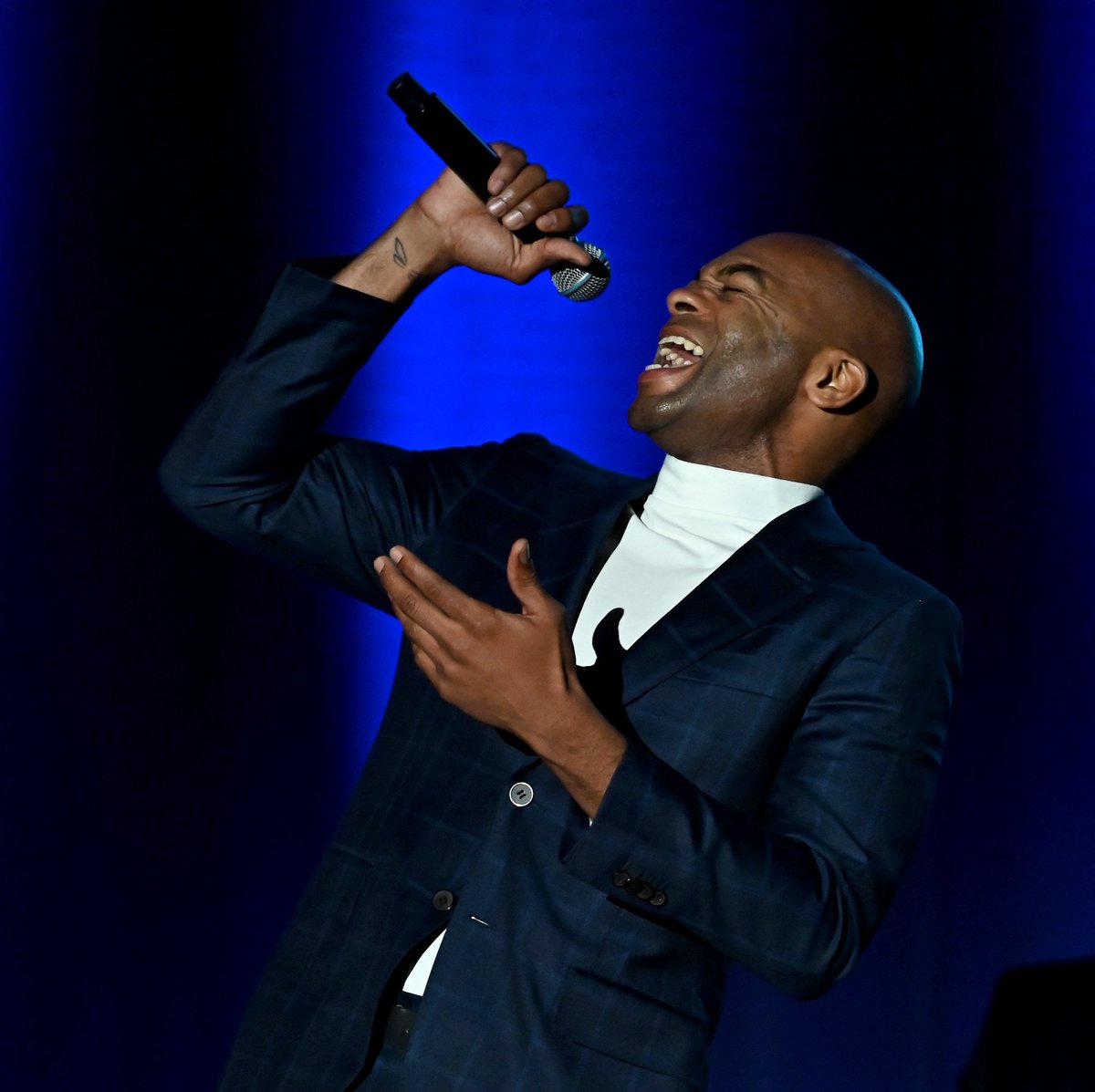 👏👏👏 <a href="/BrandonVDixon/">Brandon Victor Dixon</a> KILLED it performing "I'll Cover You (Reprise)" at the #RENT #FYC event.