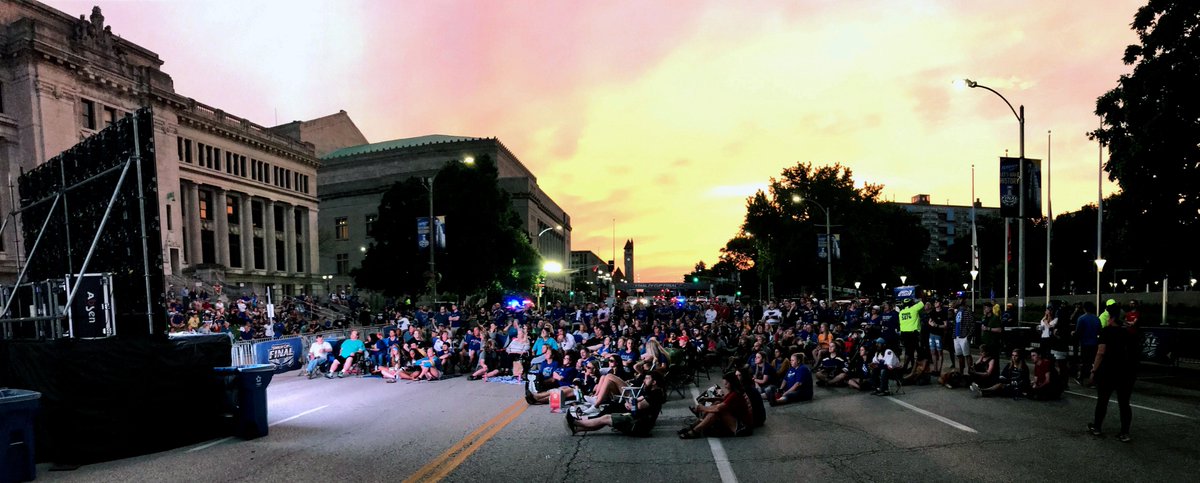 StLouisBlues's tweet photo. STL, sunset, and the #StanleyCup Final 😍  #stlblues https://t.co/Fkh7aawvhO