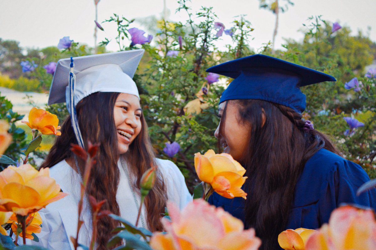 NVAVISUALS's tweet photo. RIANNE &amp; JESSA: A SAGA 🎓💙🐴 https://t.co/lzQWk2xrsl