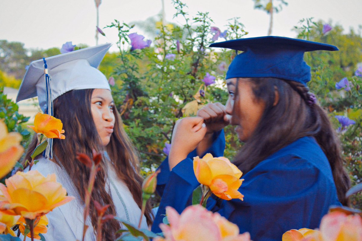 NVAVISUALS's tweet photo. RIANNE &amp; JESSA: A SAGA 🎓💙🐴 https://t.co/lzQWk2xrsl