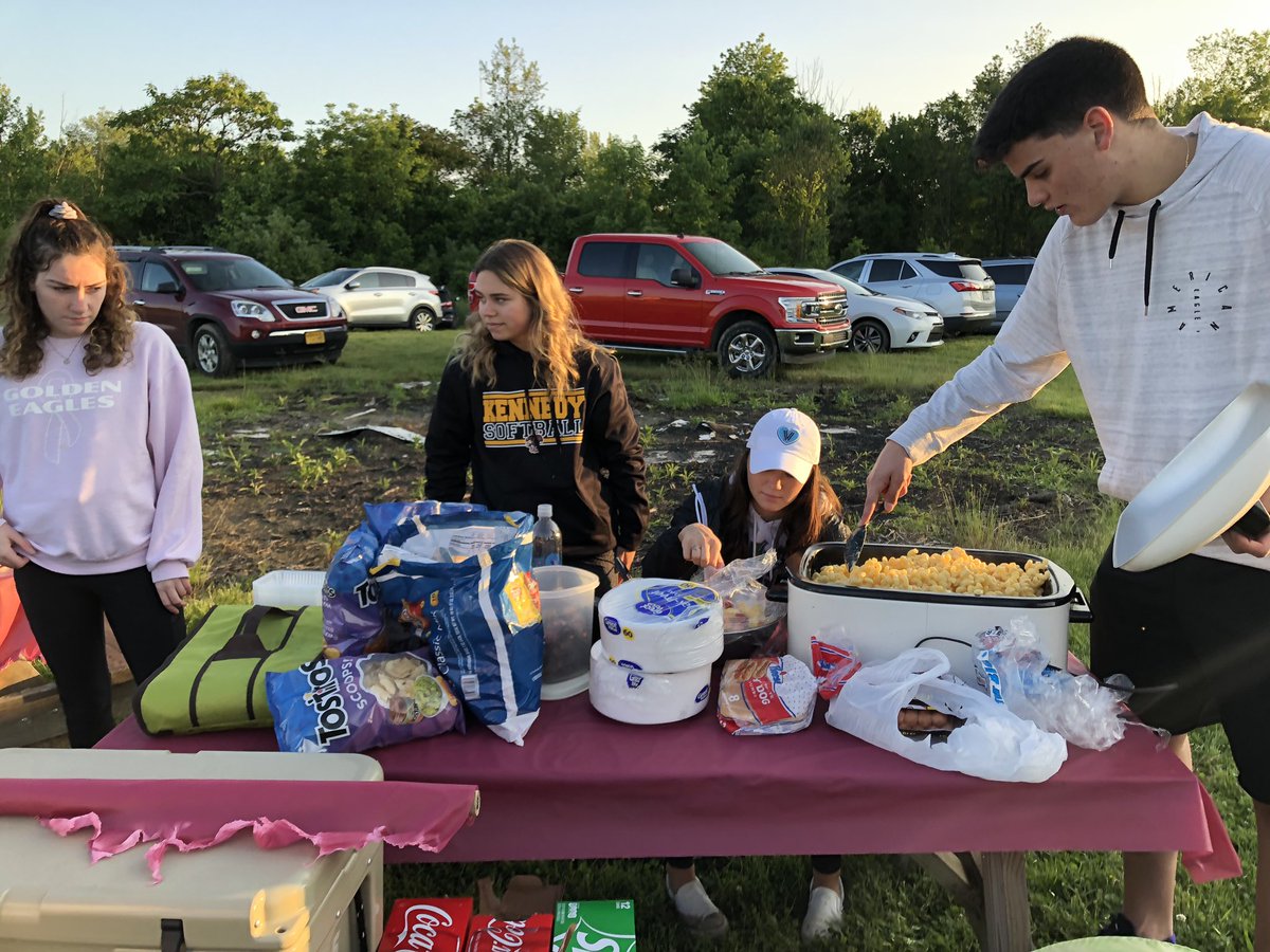 Senior bonfire tonight for our special Class of 2019 🦅❤️🎓
#KCPride #ClassOf2019