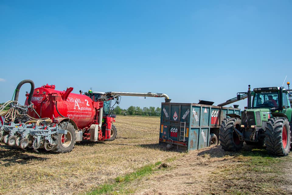 VogelsangSrl's tweet photo. Ecco al lavoro in campo l'#XTill di @VogelsangSrl, montato sul #semovente #Vervaet di @ChiariAdriano, in un cantiere per la #minimalavorazione #striptillage con #interramento di #digestato.
Per saperne di più: https://t.co/T7OrwDlw1W
#agricoltura #striptill
Foto @ChiariAdriano https://t.co/InKmsBoRxv