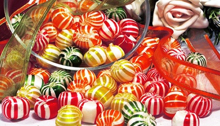 Yaş gelmiş kırk'a,
"Ben daha büyümedim ki"
Diyen,çocuk içimdeki,
Ve 'Kandırmak' için,
Bayramın ilk şekerini,
Ona verdim..😊

#KalemlerinSığınağı 
Cümleten,
#HayırlıBayramlar