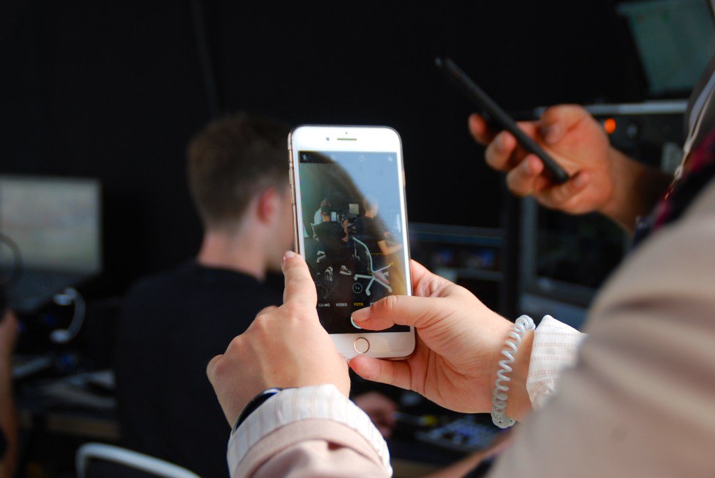 gsohn's tweet photo. #9vor9 aus dem #BikiniBerlin mit den Digitalthemen der Woche #ThinkAtIBM #DNUG #Livestudio @larsbas @digitalnaiv @axelopp https://t.co/vrJreuyl7X https://t.co/DVDa3uxnGq