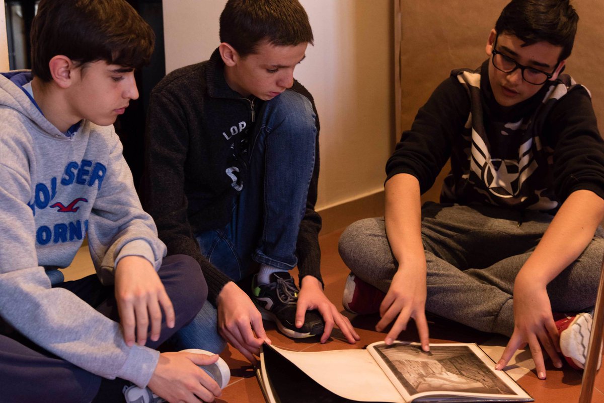 VedrunaTona's tweet photo. PROJECTE PERFILS
Durant aquest mes de maig vam gaudir amb els alumnes de 2nESO dels Debat a Bat "Emigrantes", organitzats per la @bibliotecatona , en el marc del Projecte Perfil que treballem des de les assignatures de Socials i Cultura Religiosa.
#ProjectesEVT #ProjectePerfils https://t.co/wfYcpd8BO5