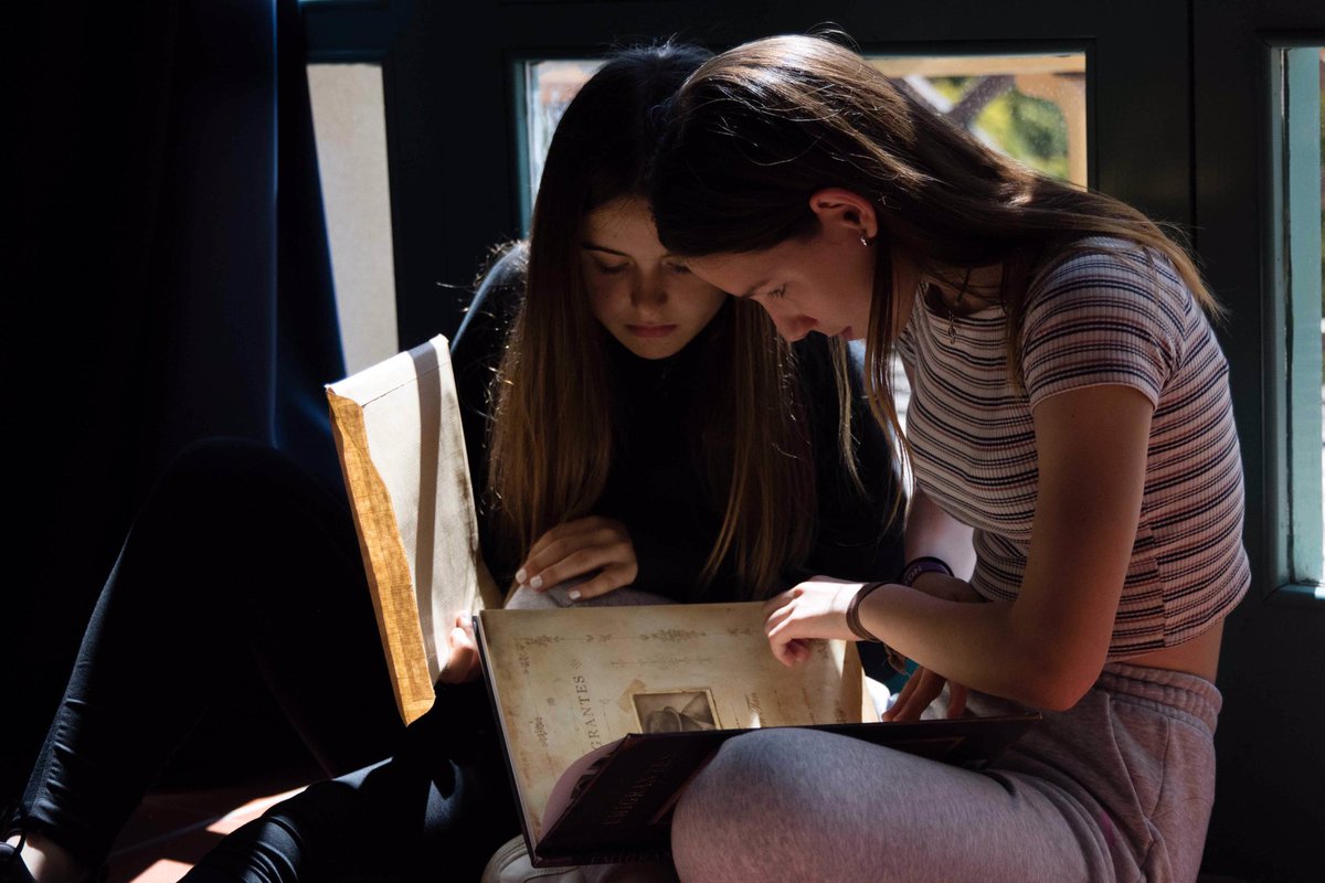 VedrunaTona's tweet photo. PROJECTE PERFILS
Durant aquest mes de maig vam gaudir amb els alumnes de 2nESO dels Debat a Bat "Emigrantes", organitzats per la @bibliotecatona , en el marc del Projecte Perfil que treballem des de les assignatures de Socials i Cultura Religiosa.
#ProjectesEVT #ProjectePerfils https://t.co/wfYcpd8BO5