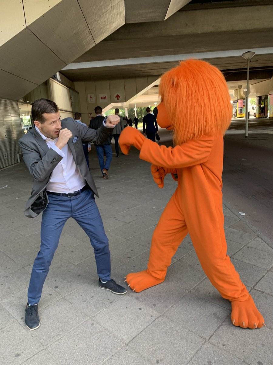 sascha_dewald's tweet photo. “Banks fight club” in Amsterdam, #MM2019 - did you know lions bleed orange juice? 🍊 https://t.co/eQvqbwEtuv