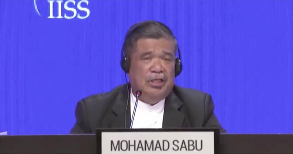 MothershipSG's tweet image. M’sians rally behind defence minister’s poor command of English at Shangri-La Dialogue bit.ly/2Xq40ME