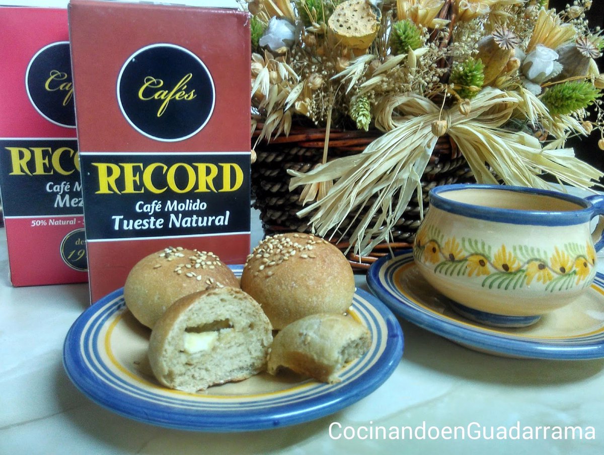 Martes, dulce martes..., que bien saben las mañanas cuando se desayunan estos preñaitos de #café Record con #chocolate blanco. Caprichos así son los que nos gustan, queremos más <a href="/Coci_en_Guada/">Cocinando Guadarrama</a> 😍😍