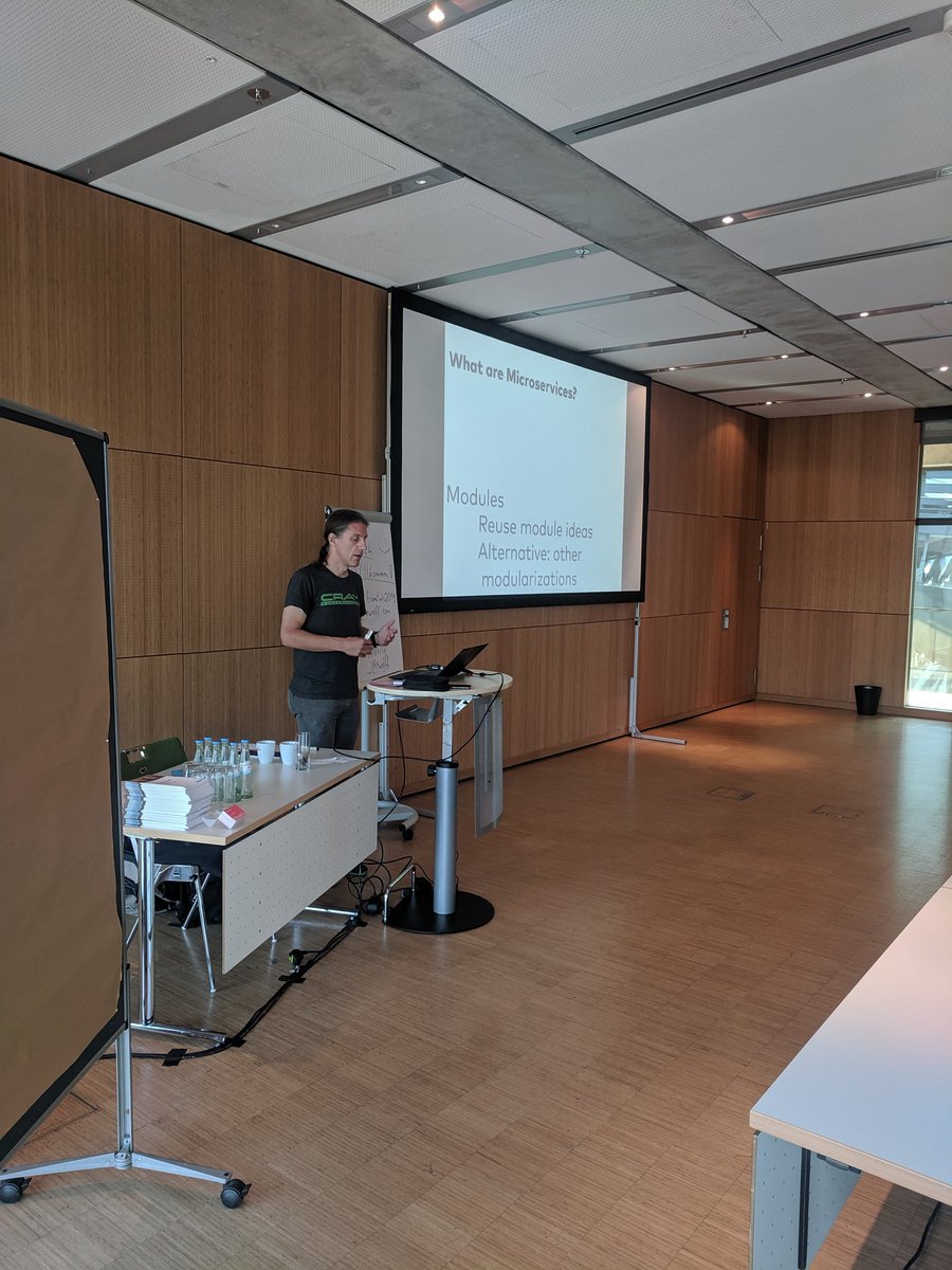 EssentialDevOps's tweet image. Was sind eigentlich diese #Microservices? @ewolff gibt  Antworten 👍👍👍#Devopsentials19