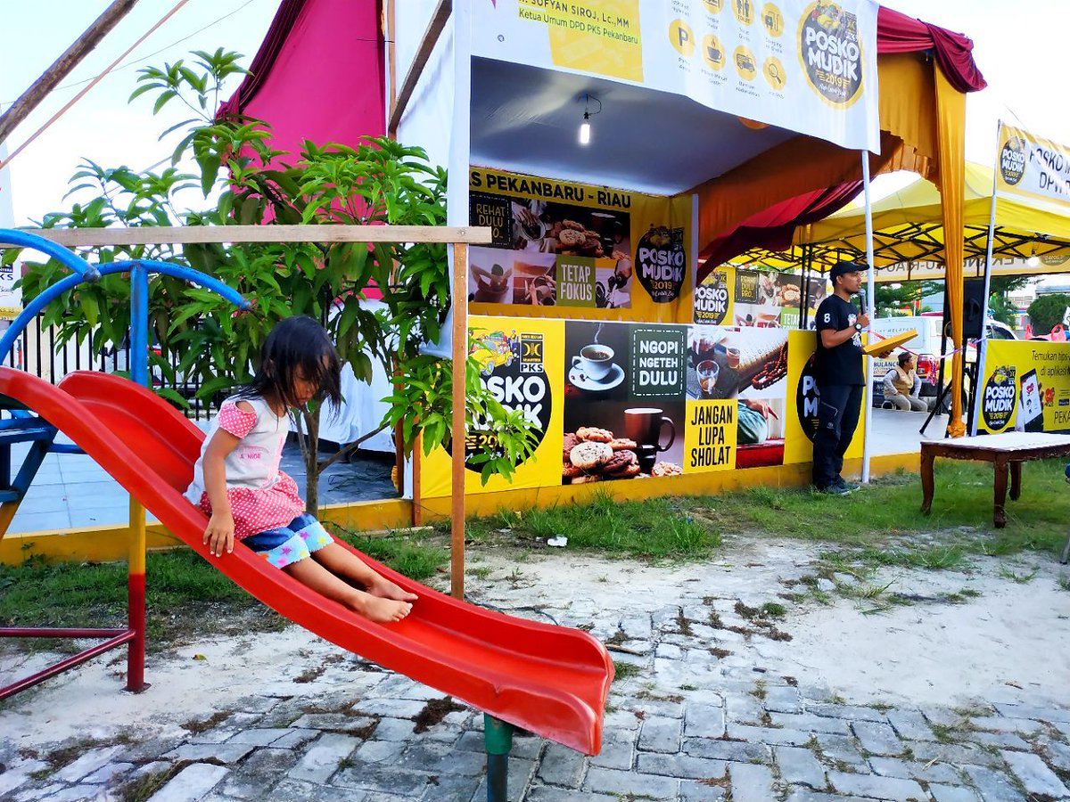 PKSejahtera's tweet photo. Ini taman bermain anak ? bukan, ini adalah #PoskoMudikPKS yang ada di Riau. Anak-anak jadi betah dan kembali siap untuk melanjutkan perjalanan mudik. 

Jangan ragu untuk mampir ya di Posko Mudik PKS yang kamu temui. https://t.co/L3al7ma2Kg