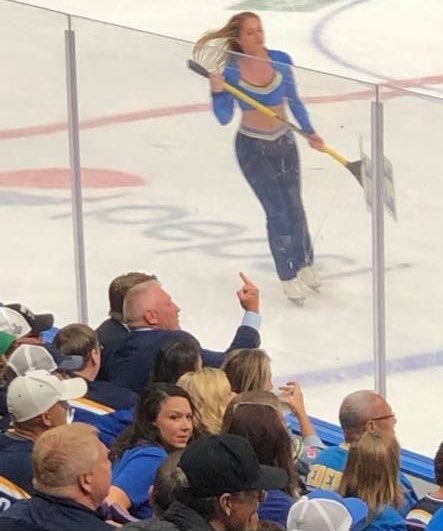 larrydecocknyr's tweet photo. Brett Hull absolutely fuckin' smashed at the game, giving the finger to the Bruins bench. Amazing. https://t.co/MceS7YajFo