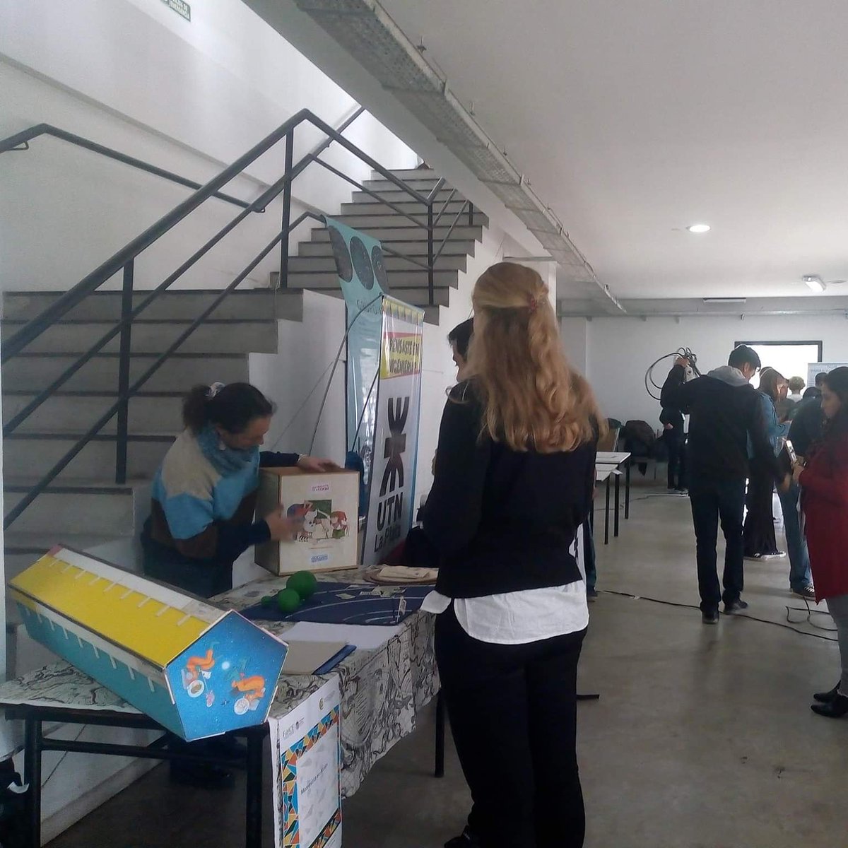 mateenaccion's tweet photo. Preparando el stand en las V Jornadas de Enseñanza e Investigación en el campo de las Ciencias Exactas y Naturales.  Mayo, 2019. #FAHCE #UNLP https://t.co/tbu0q9I8QI