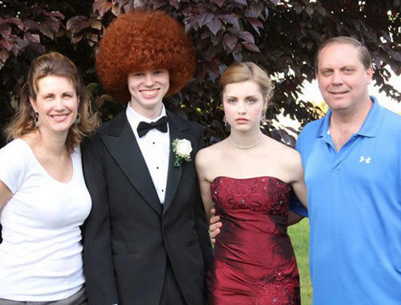 ptinski's tweet image. When your prom date shows up with hair like this, how can you smile?  Poor girl!!  #promfail