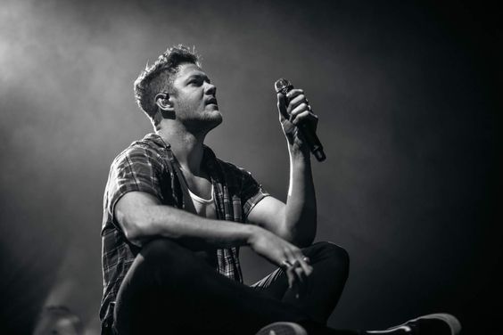 дэн рейнольдс. солист imagine. солист imagine. солист имеджин драгонс. вокалист имейдежн драгонс.