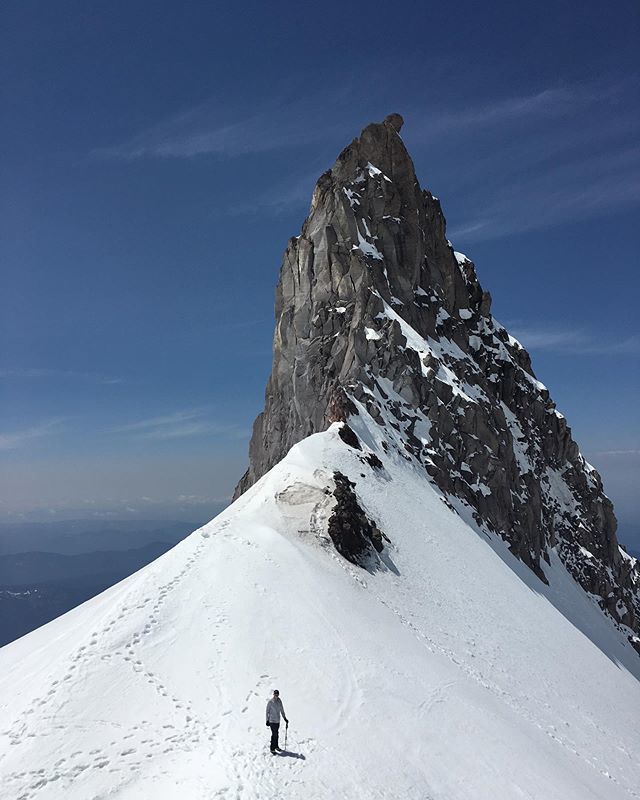 lucasnolta's tweet photo. John Scragg, Illumination Rock, Mount Hood, Oregon .
.
.
.
#pnwonderland #moodygrams #thatpnwlife
#roamtheolanet #ourdailyplanet #lifeofadventure #artofvisuals #wildernessculture #travelstoke #keepitwild #beautifuldestinations #teamcanon #getoutstayout #… https://t.co/emyQLFBKRX https://t.co/Luc37EvIYe