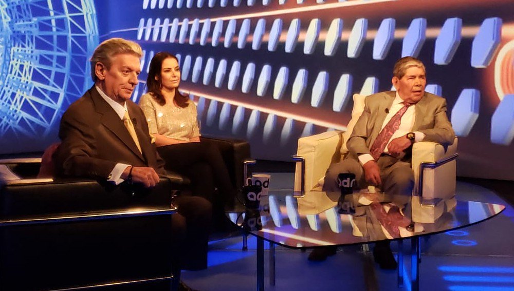 EntreReporteros's tweet photo. Ya listos para iniciar en unos minutos el programa de hoy . Velo en vivo en la siguiente liga --> https://t.co/VwQLqN60JU https://t.co/I24iwLmXlX