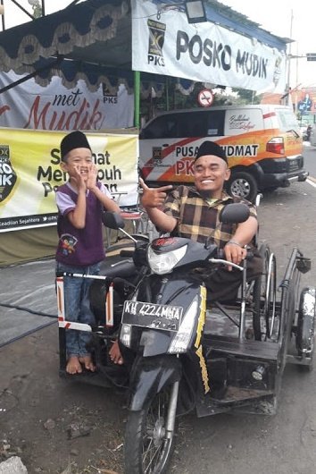 pksvibez's tweet photo. Mas Widodo, Meskipun Dalam Kondisi Keterbatasan Tetap Ikut Jaga Posko Mudik PKS Solo. 

Terimakasih Mas Widodo  https://t.co/EnLlt9YPQ6 #PoskoMudikPKS2019 https://t.co/FumYmd2DpD