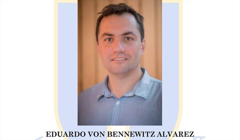 pkrohmer's tweet photo. A #EduardovonBennewitz lo están buscando por aire y tierra, voluntarios, @Ejercito_Chile, @Carabdechile, @onemichile y @conaf_minagri y hasta con un equipo de Perros. Todos firmemente comprometidos hasta que #Encuentrenalprofe Tú Familia y Amigo te esperamos #FuerzaHualo https://t.co/D1v0FEdMfA