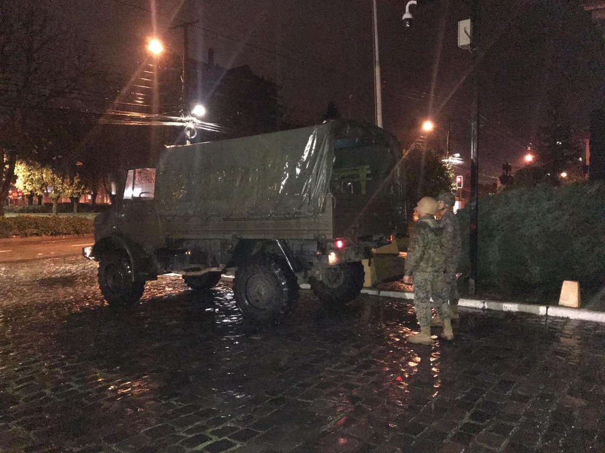 pkrohmer's tweet photo. A #EduardovonBennewitz lo están buscando por aire y tierra, voluntarios, @Ejercito_Chile, @Carabdechile, @onemichile y @conaf_minagri y hasta con un equipo de Perros. Todos firmemente comprometidos hasta que #Encuentrenalprofe Tú Familia y Amigo te esperamos #FuerzaHualo https://t.co/D1v0FEdMfA