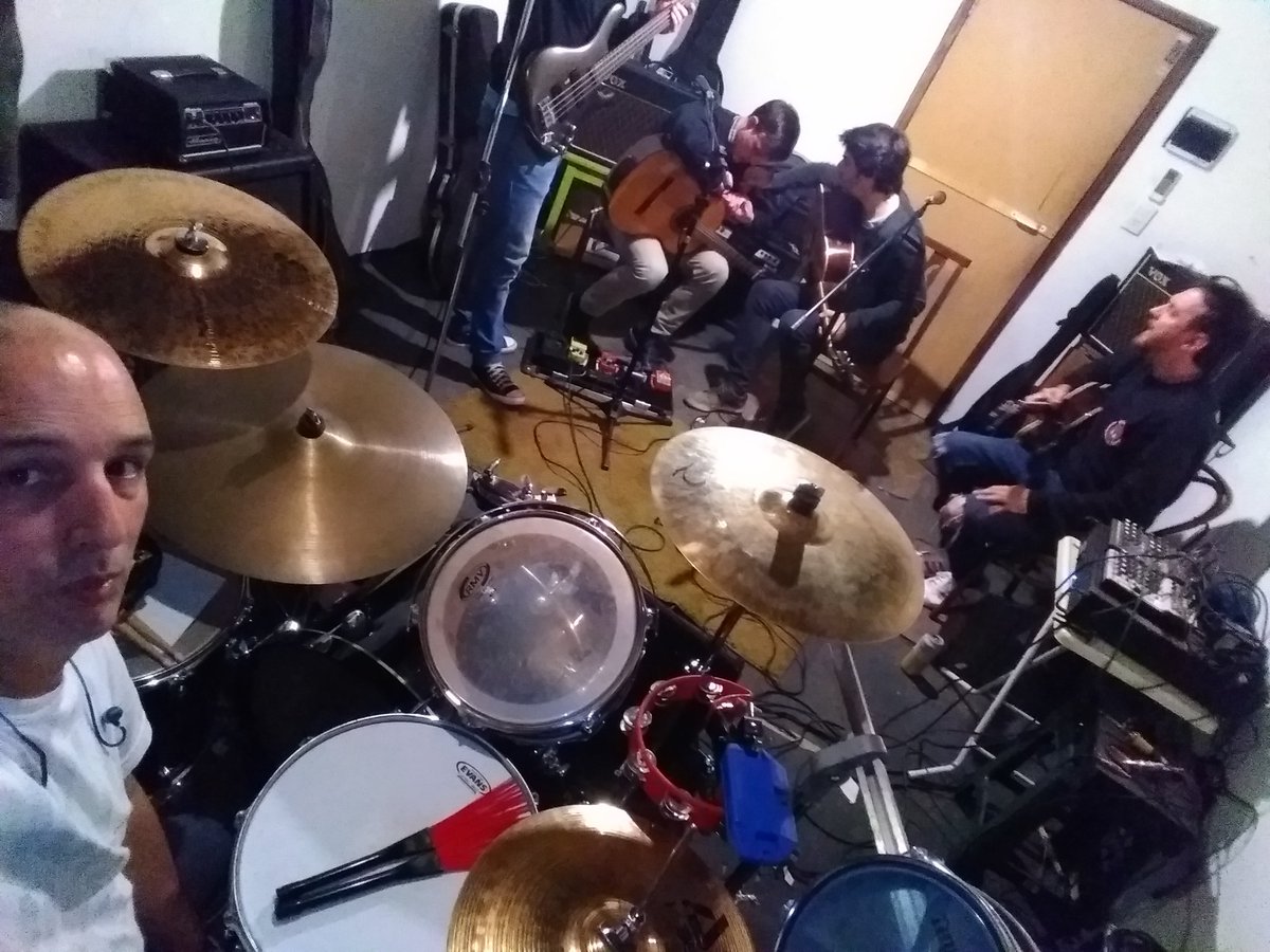 DanielG05746668's tweet photo. Estrenando sala y preparando el show acústico del 22 de junio en @clasicofernande
#showacustico #circodurmiente #clasicofernandez #acustic #vicfirthbrushes #indierock #delotrolado #todoesteplastico https://t.co/EVgduKGOsK