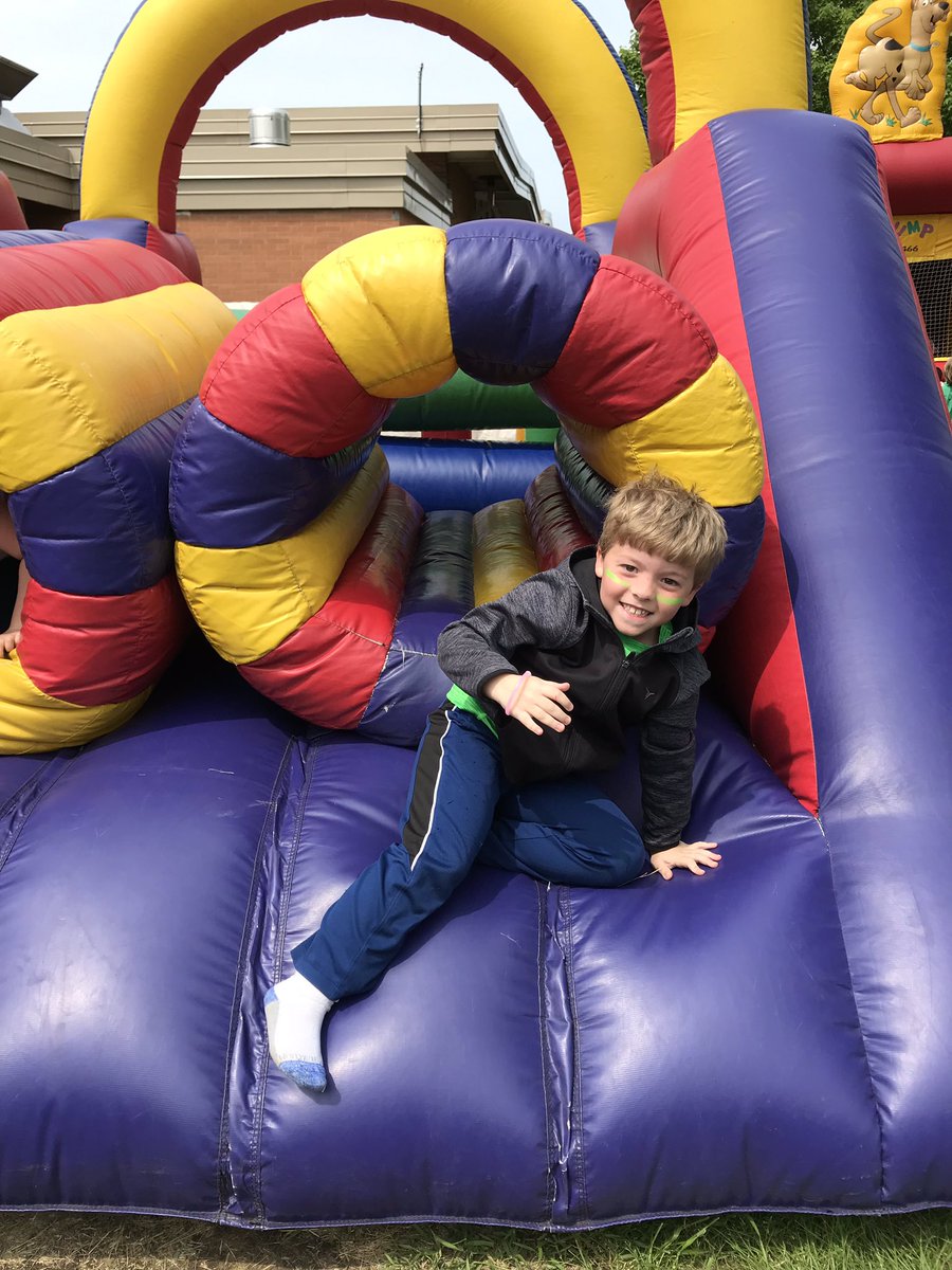 dclingingsmith1's tweet image. Yearbook signing and the “best STAR party ever”!! It was a good day at the View!! #yearbooksigning #starpartysuccess #starbehavior #bestyearyet #enjoytheview #fabulousfirsties @VV_Voyagers