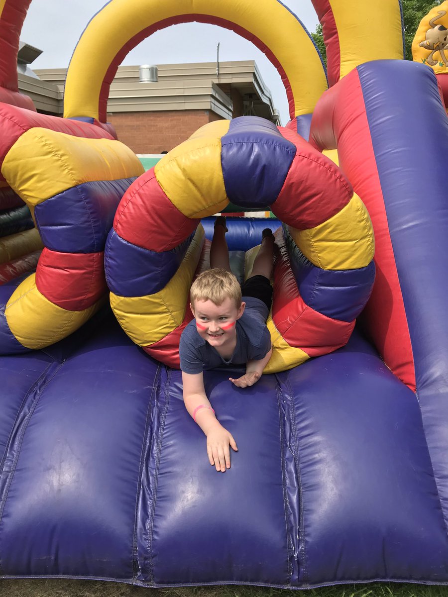 dclingingsmith1's tweet image. Yearbook signing and the “best STAR party ever”!! It was a good day at the View!! #yearbooksigning #starpartysuccess #starbehavior #bestyearyet #enjoytheview #fabulousfirsties @VV_Voyagers