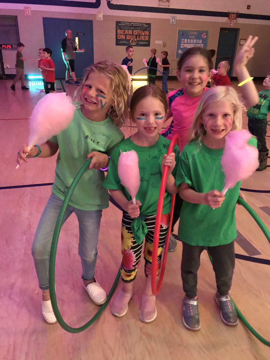 dclingingsmith1's tweet image. Yearbook signing and the “best STAR party ever”!! It was a good day at the View!! #yearbooksigning #starpartysuccess #starbehavior #bestyearyet #enjoytheview #fabulousfirsties @VV_Voyagers