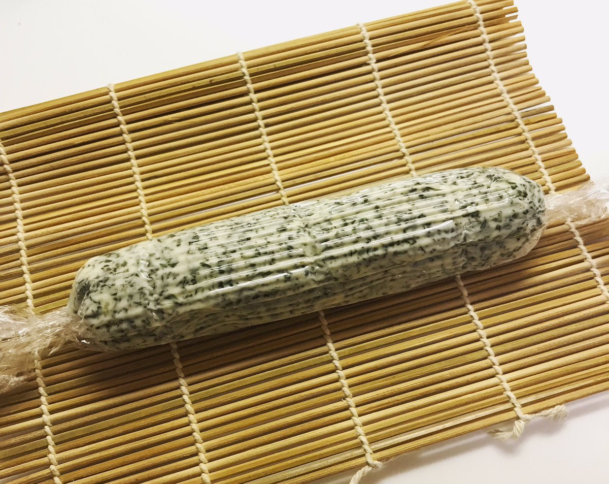 a_tempo_rubato's tweet photo. 香りの良いバジルが沢山手に入ったのでバジルバター。塩少々とニンニクも加えてます。成形には巻き簾を使うと簡単。小さく切った状態で冷凍保存すればステーキ🥩やパスタにすぐ使えて便利。#basilbutter #beurreaubasilic #仕込み #cooking #料理 #バジルバター https://t.co/RgZvhah9n4