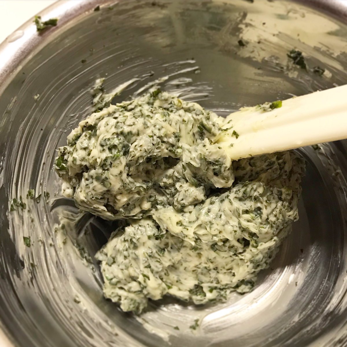 a_tempo_rubato's tweet photo. 香りの良いバジルが沢山手に入ったのでバジルバター。塩少々とニンニクも加えてます。成形には巻き簾を使うと簡単。小さく切った状態で冷凍保存すればステーキ🥩やパスタにすぐ使えて便利。#basilbutter #beurreaubasilic #仕込み #cooking #料理 #バジルバター https://t.co/RgZvhah9n4