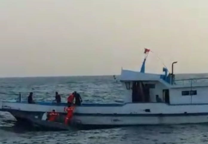 HumasBakamlaRI's tweet photo. Unit Reaksi Cepat Laut SPKKL Kupang Bakamla bersama Basarnas berhasil selamatkan KM. Inkamina 698 yang mengalami kerusakan di laut Sawu Nusa Tenggara Timur (3/6). Selengkapnya https://t.co/xNlZ5cNi3s #urcl #bakamla #indonesiancoastguard #penjagalautnusantara https://t.co/tefETkpJy2