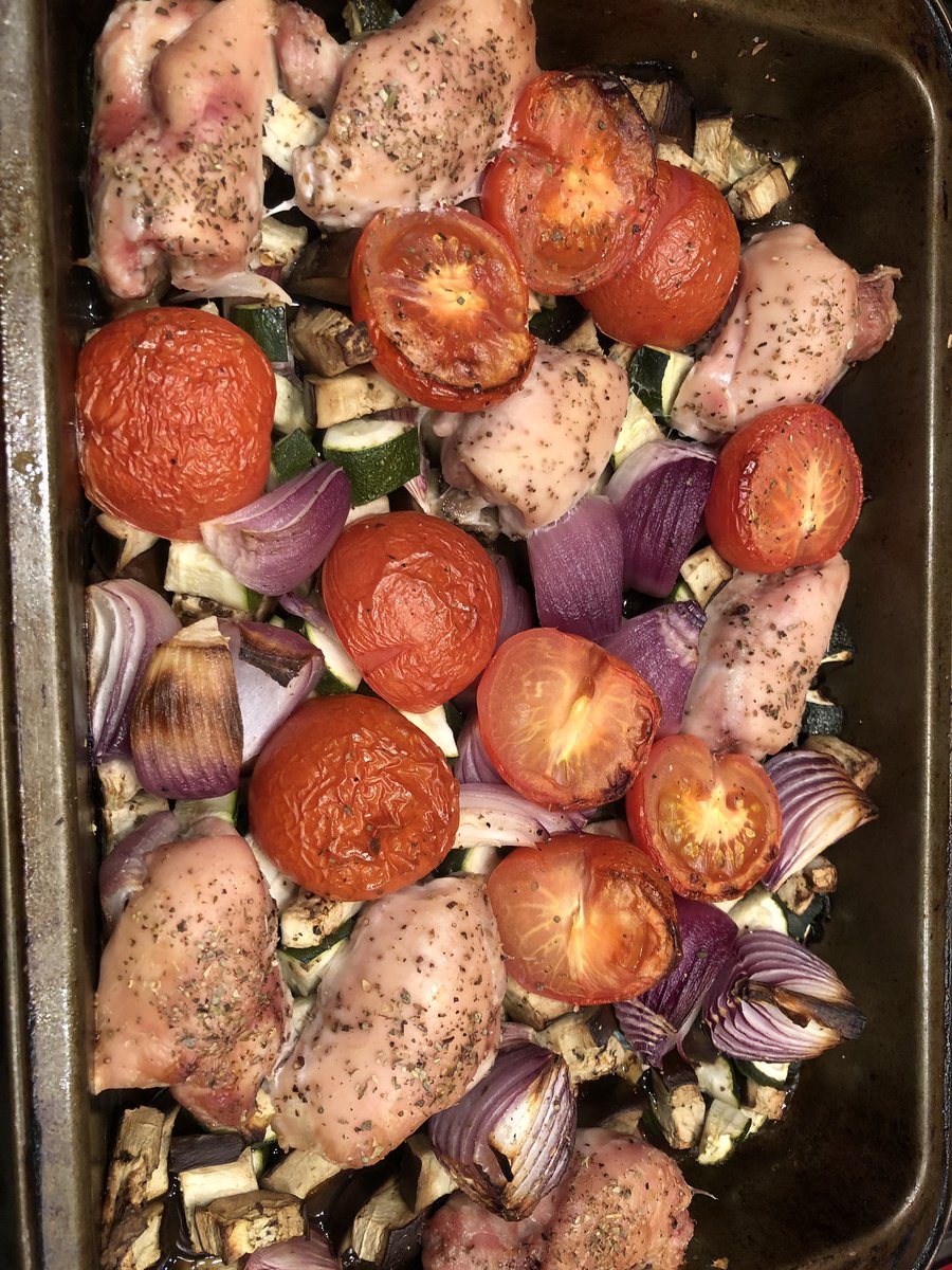 SlimMichellepw's tweet photo. Last nights dinner ratatouille chicken tray bake from the #slimmingWorldmagazine @SlimmingWorld @fayswhamstead @Frylighthq @AldiUK #slimmingworld
#notadiet
#SwAstonUniRec
#SwPerryBarr
#SlimWithMichellePW
#healthyeating
#freefood
#speedfood
#FoodOptimising #frylight #ratatouille https://t.co/kTecv0aRBQ