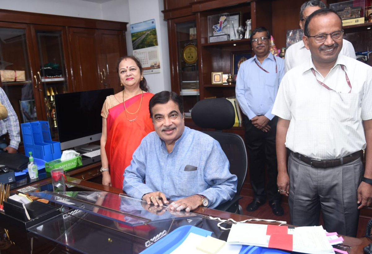 nitin_gadkari's tweet photo. सड़क परिवहन मंत्रालय तथा लघु, सूक्ष्म और मध्यम उद्योग मंत्रालय का  पदभार ग्रहण किया। प्रधानमंत्री नरेंद्र मोदी जी के नेतृत्व में इंफ्रास्ट्रक्चर निर्माण के साथ ही लघु उद्योग के माध्यम से देश की विकास दर और रोजगार बढ़ाना हमारी प्राथमिकता है। @narendramodi @PMOIndia https://t.co/clP56W8Xzp