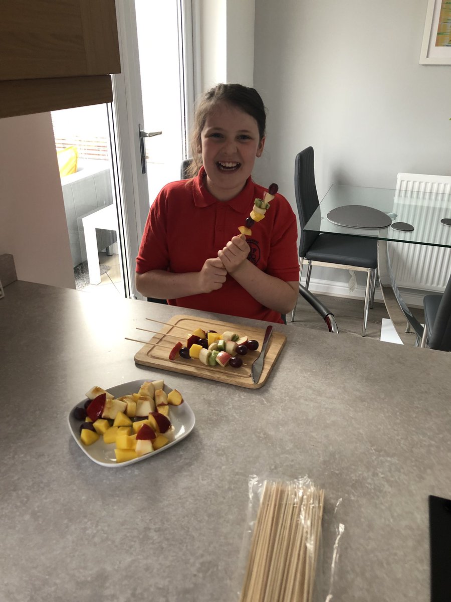 JohnJohnmillar's tweet photo. @crosshouseps Emily Millar room13 enjoying her fruit kebabs #healthweek https://t.co/IFo465nWNB
