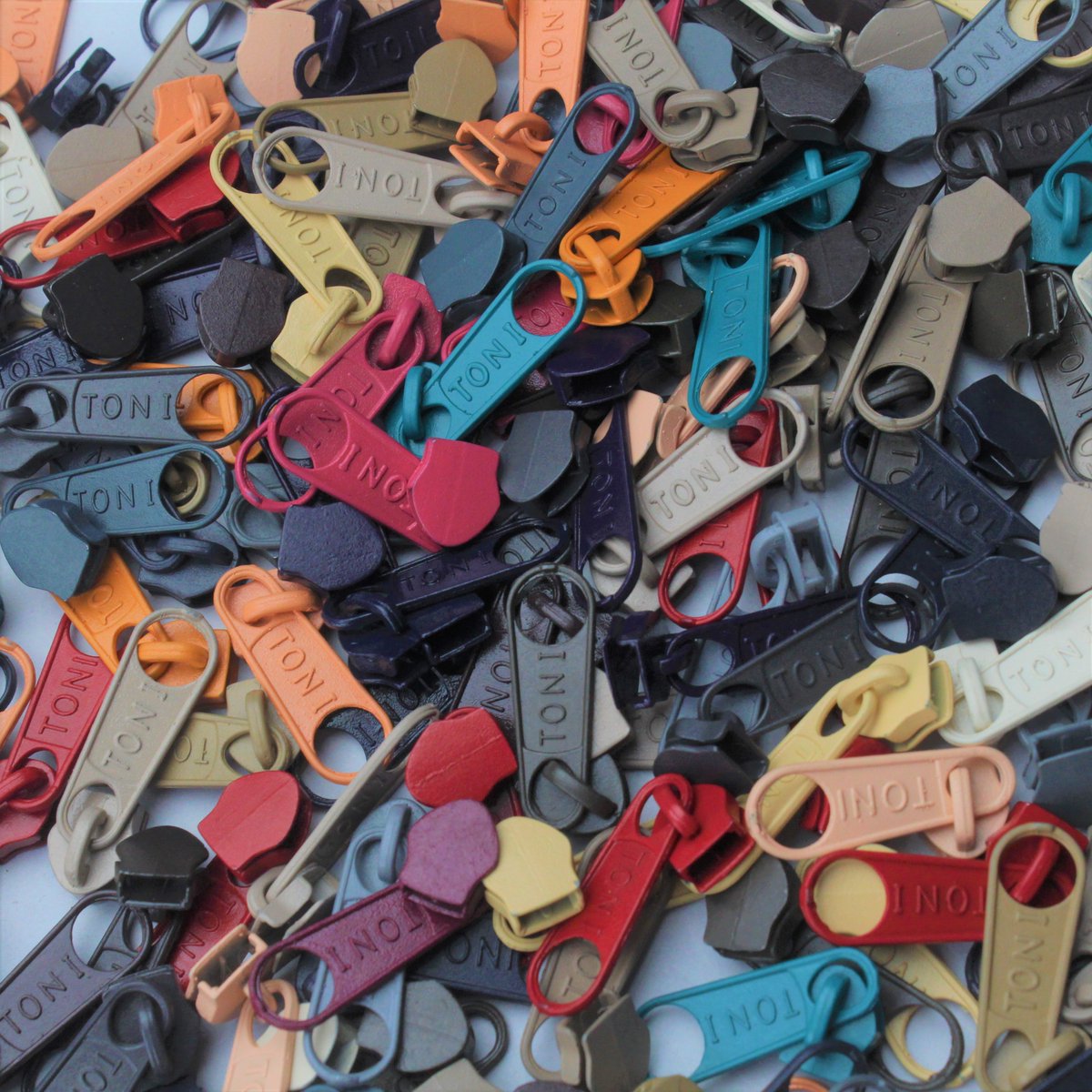 tonizippers's tweet photo. N56 LP Toni Painted Slider!

For more you can visit our website - https://t.co/kOV3hhsLeg

#ToniZipper #Zippers #Fasteners #Toni #Manufacturers #Photography #ToniSlider #TuesdayThoughts #TuesdayMotivation #EverydayAbility #TuesdayMorning #PaintedSlider #Fastener #Manufacturing https://t.co/7t8BxjqtPR