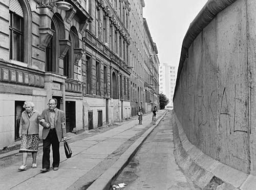 GermanAtPompey's tweet photo. 4 June 1980: the Berlin Wall at Sebastianstraße in Kreuzberg https://t.co/fZgK86cAkc