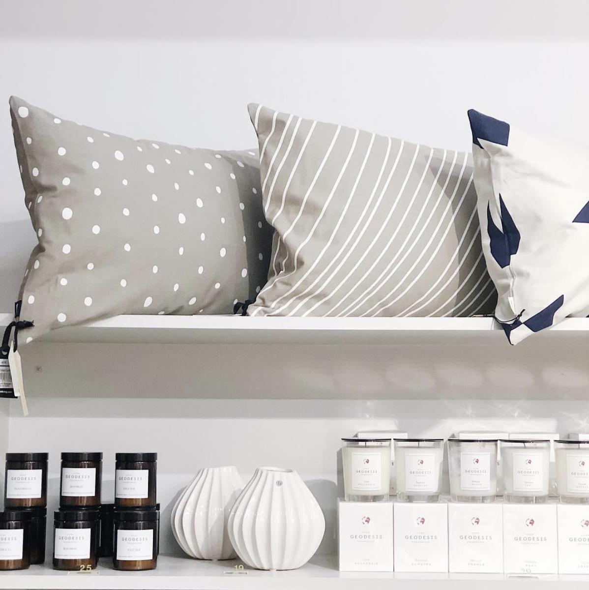 La jolie boutique <a href="/VAN/">Van</a> NORD à Berlin propose nos deux collections de bougies : la collection Classique en verre transparent et la collection Nature en verre ambré.  
#Geodesis #bougie #bougieparfumee #decoration #homesweethome #kinfolk #homedecoration #homedecor #homedesign