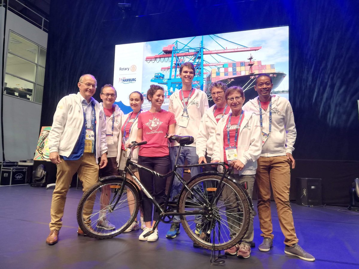 RotaractFr's tweet image. Hier matin #NextGenerationBikeChallenge a pu participer à #WorldBicycleDay lors de @RIC2019 en présentant le projet que la #NGRC défend et assistant à la présentation d'autres projets cyclistes défendus par nos amis @Rotary
@PowerOfBicycles
#Rotary19 #WorldBicycleRelief