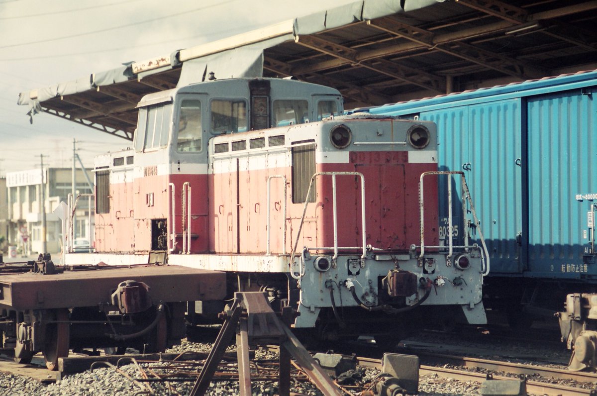 出てこいシャザーン Pa Twitter １９９３年の東日本遠征３日目 仙台 港には部品取り用のｄｄ１３６４５の姿もあった この後は冷たい雨が降ったりやんだりで石巻まで仙石線乗りつぶし １０５系にも乗車したが撮影せず 仙台市営地下鉄最乗つぶしで終了 過去の鉄道