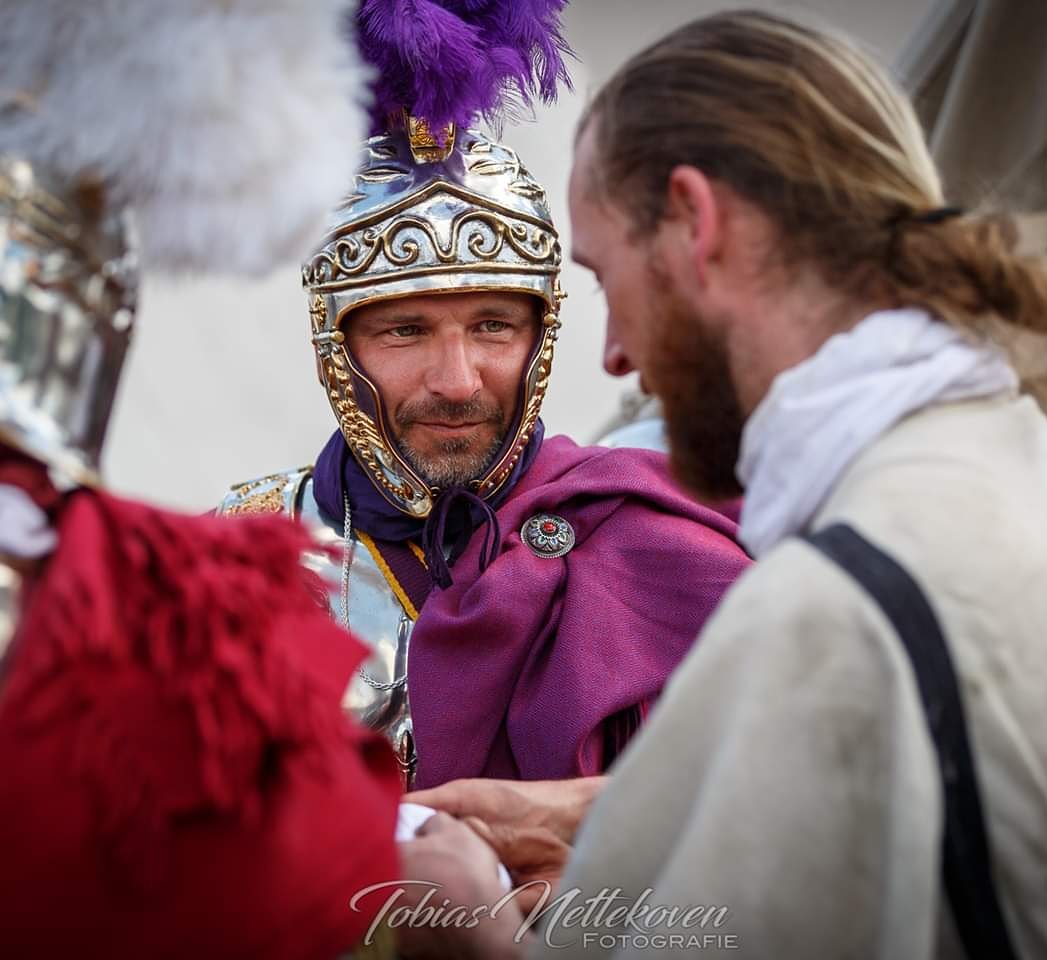 Praefectvs_Prae's tweet photo. Überreichung der Bulla 😘
#PRAEFECTVS_PRAETORIO
#FAMILIA_POPPAEA
#PraefectvsPraetorio
#FamiliaPoppaea
#Archaeology
#AncientRome
#reenactment #Roman
#LEGIOXXIRAPAX #rapax
#praetorianguard #Trier
#praefect #Treverorum
#Römerfest #Trajanvs #trajan #TobiasNettekoven #ZUSAMMENARBEIT https://t.co/JOI4nhNlab