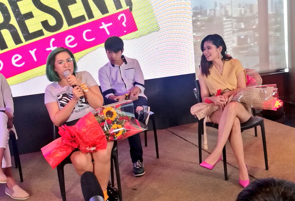 ABSCBNpr's tweet photo. Direk Dwein on Loisa's casting as a high school student: Once na umapak siya sa set na wala siyang make-up, mukha siyang 12. Inangkin niya talaga ang role. #PastPresentPerfectPressCon https://t.co/vwJAwoUHP4