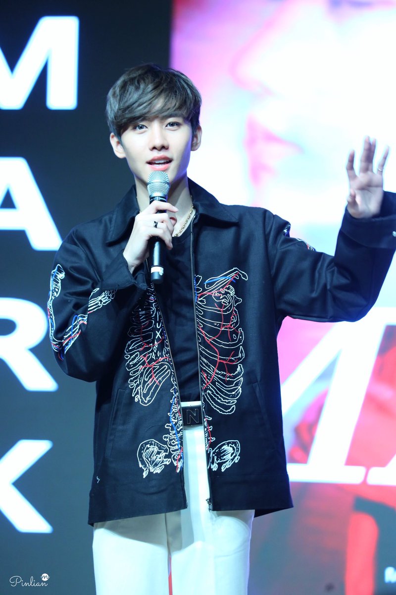 Pinlian__'s tweet photo. ✨190601 MarkTheMomentinSeoul

Thank you for giving me an impressive birthday greeting.🎂 
謝謝你給了我印象深刻的生日祝福㊗️
ขอบคุณค่ะ ศิวัช🖤🤞🏻
@Mmarksiwat 

#MarkTheMomentinSeoul
#Marksiwat
#หัวใจศิวัช https://t.co/JdUPMXseGr