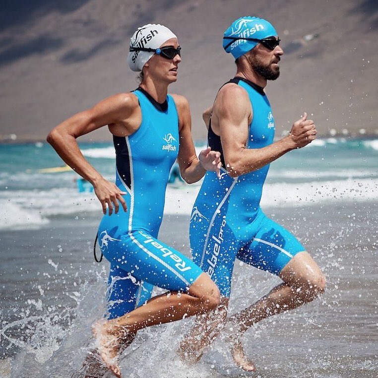 SBRsailfishshop's tweet photo. REBEL PRO 2019 - el Swimskin con el que se ha conseguido la mejor marca de la historia en Kona. Jan Sibbersen en la paseda edición paro el crono en 46:29.
#Disponible en tallas específicas para hombre y mujer.
#sailfishtriathlon #madetomakeyoufaster #costateguise @SandsBeach https://t.co/ZLXBXRbRwR