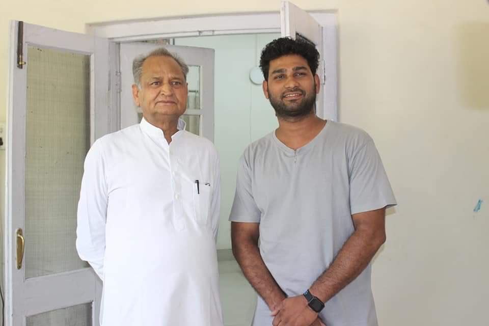 ashokgehlot51's tweet photo. यहाँ निवास पर जोधपुर के पर्वतारोही श्री सोहन तंवर ने अफ्रीका महाद्वीप के माउन्ट किलिमंजारो पर आरोहण अभियान पर जाने से पहले कल मुलाकात की। वे इस अभियान के दौरान अफ्रीकी महाद्वीप की इस सबसे ऊंची चोटी पर 51 फुट लम्बाई का तिरंगा झण्डा फहराएंगे।श्री तंवर को अभियान के लिए शुभकामनाएं दी https://t.co/sS2MCion96