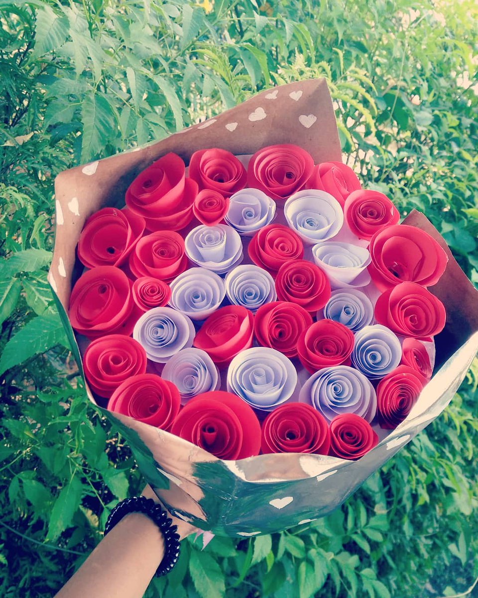 CraffitiLK's tweet photo. Show your love and affection with a bunch of gorgeous handmade roses 🌹🌹♥️
#handmaderoses https://t.co/4qsnWZqB7g