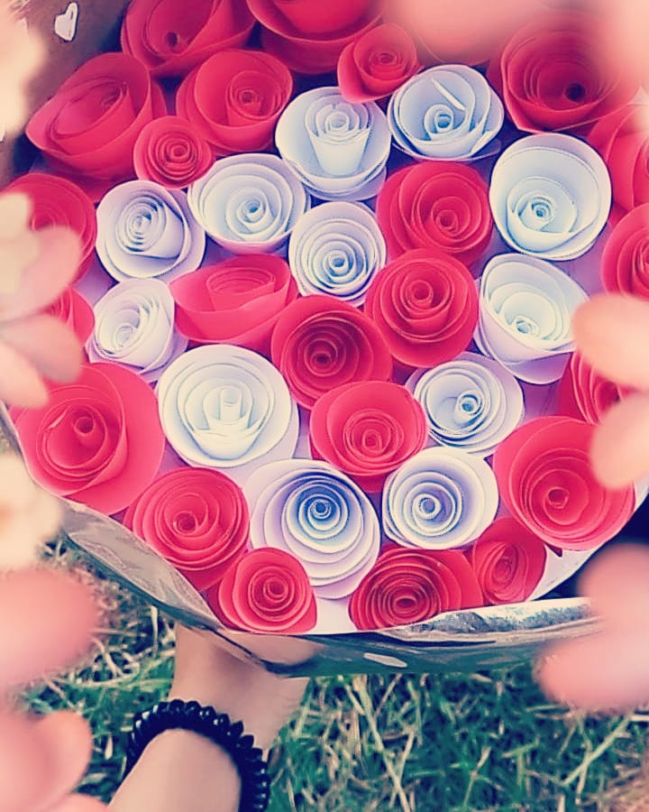 CraffitiLK's tweet photo. Show your love and affection with a bunch of gorgeous handmade roses 🌹🌹♥️
#handmaderoses https://t.co/4qsnWZqB7g